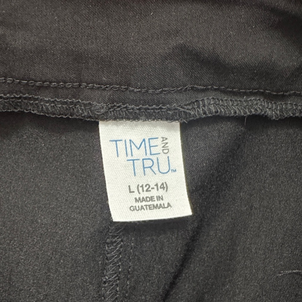 Women's Black Capri Pants - Picture 6 of 8
